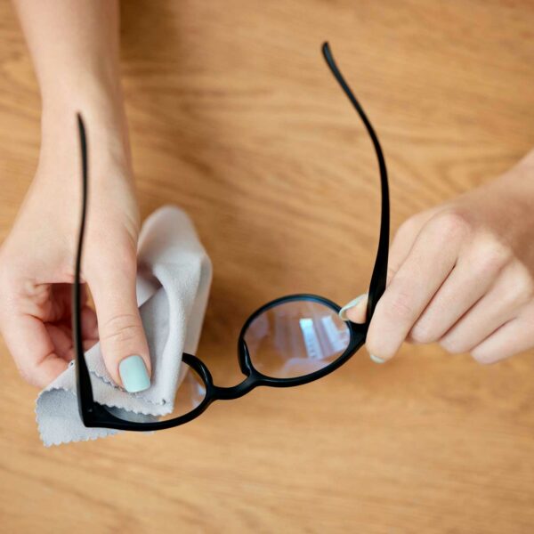 Entretien de vos lunettes : conseils pratiques d’un opticien