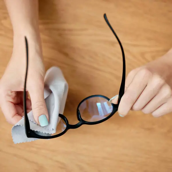 Entretien de vos lunettes : conseils pratiques d’un opticien